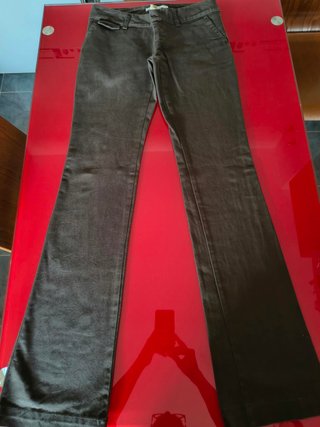Pantalón pitillo acampanado marrón