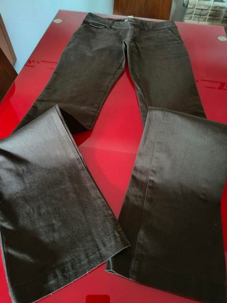 Pantalón pitillo acampanado marrón