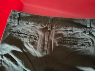 Pantalón pitillo acampanado marrón