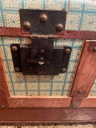 Baúl antiguo madera y metal