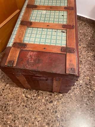 Baúl antiguo madera y metal
