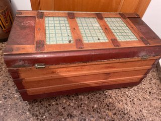 Baúl antiguo madera y metal