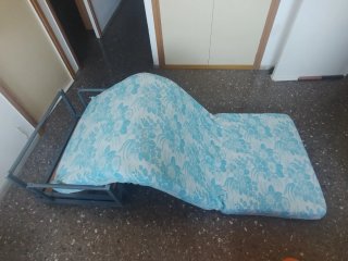 Puf naranja convertible en cama individual