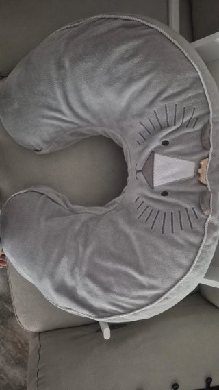 Almohada de embarazo gris con diseño de león
