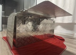 Baúl de aluminio plateado