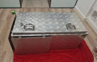 Baúl de aluminio plateado