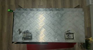 Baúl de aluminio plateado