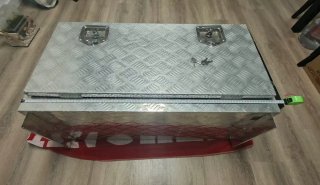 Baúl de aluminio plateado