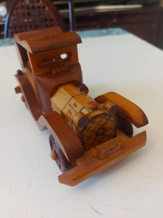 Auto d'epoca in legno souvenir Cuba
