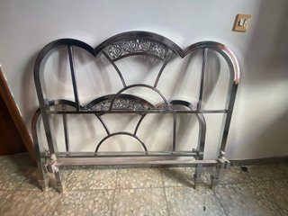 Cabecero y piecero de metal antiguo