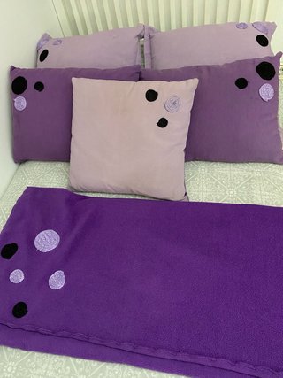 Conjunto 5 fundas cojines y plaid morado