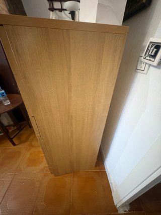Cómoda de madera y cristal Ikea