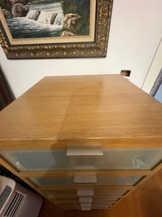 Cómoda de madera y cristal Ikea