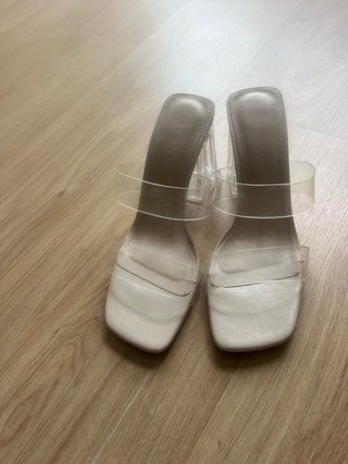 Sandalias Bershka transparentes beige