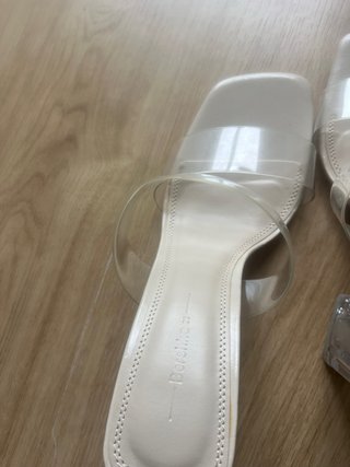 Sandalias Bershka transparentes beige