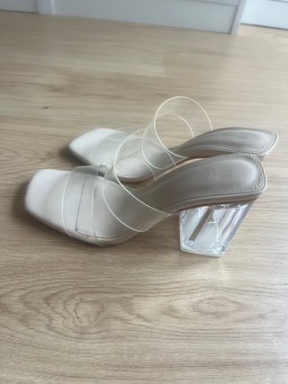 Sandalias Bershka transparentes beige