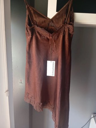 Vestido marrón con encaje