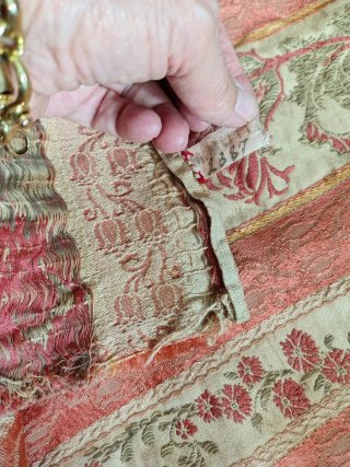 Tela jacquard antigua beige y color coral
