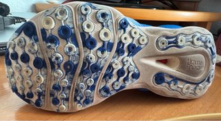 Zapatillas deportivas blancas y azules