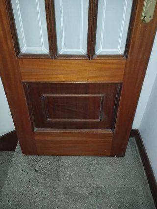 Puerta madera con cristales