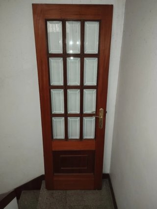 Puerta madera con cristales