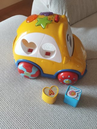 Coche de juguete amarillo con bloques