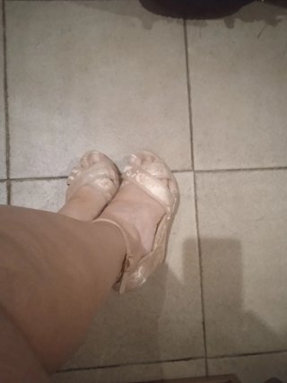 Sandalias doradas y rosas con plataforma