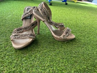 Sandalias Beige con abalorios T37