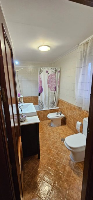 Se vende piso de tres dormitorios dos baños cocina