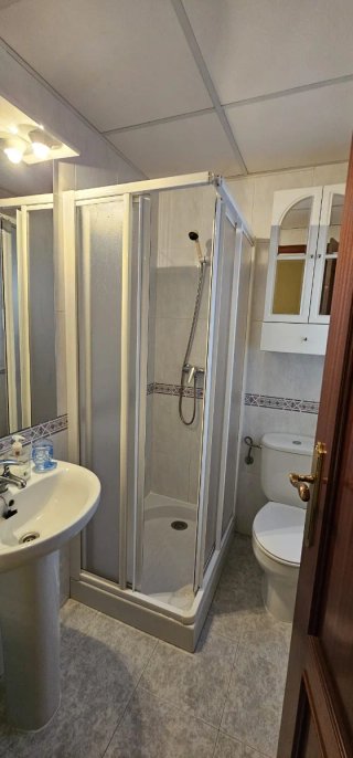 Se vende piso de tres dormitorios dos baños cocina