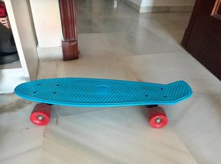 Patinete azul con ruedas rojas