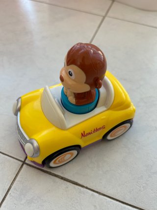 Coche Nenittos amarillo con mono