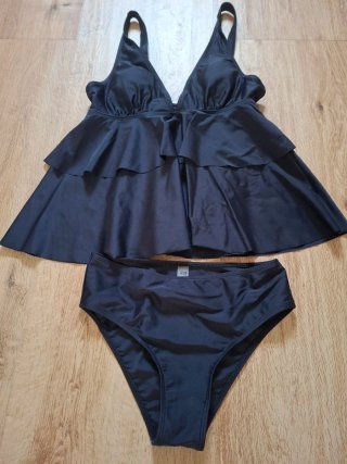 Bañador premamá y pantalón vaquero negro