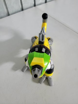 Juguete robot amarillo y verde