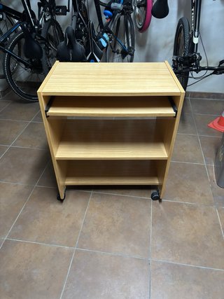 Estantería de madera para  estudiar con ruedas