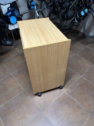 Estantería de madera para  estudiar con ruedas