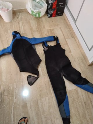 Traje de buceo negro y azul