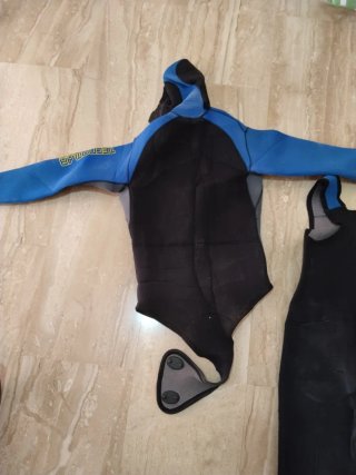 Traje de buceo negro y azul