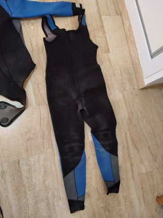 Traje de buceo negro y azul
