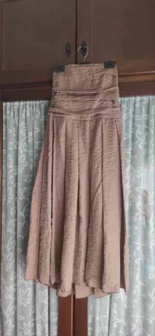 Vestido palabra de honor beige/marrón