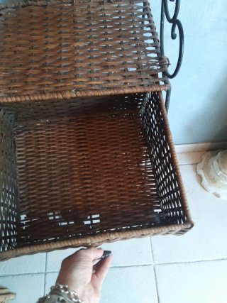 Mueble auxiliar forja y mimbre