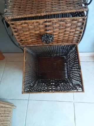 Mueble auxiliar forja y mimbre