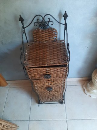 Mueble auxiliar forja y mimbre