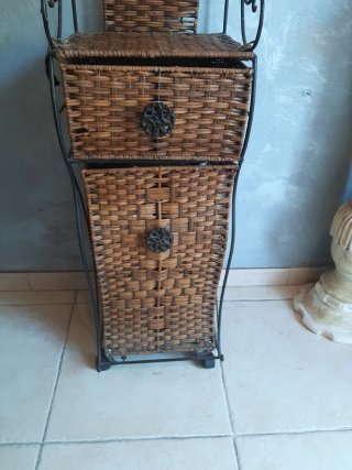 Mueble auxiliar forja y mimbre