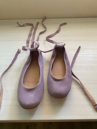 Bailarinas lilas con lazo o correa.