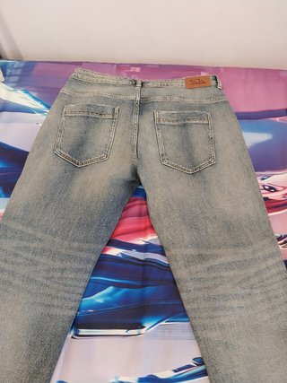 Pantalón vaquero desgastado