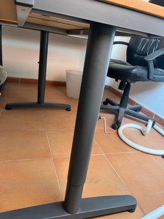 Tavolo da lavoro Ikea in legno regolabile