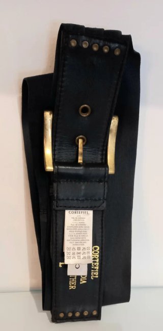 Cinturón de piel negro con hebilla dorada