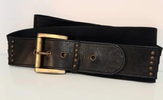 Cinturón de piel negro con hebilla dorada