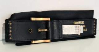 Cinturón de piel negro con hebilla dorada
